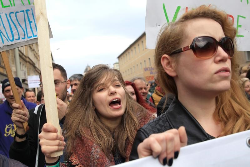 © Reuters. الآلاف يشاركون في مسيرة تسخر من رئيس وزراء المجر