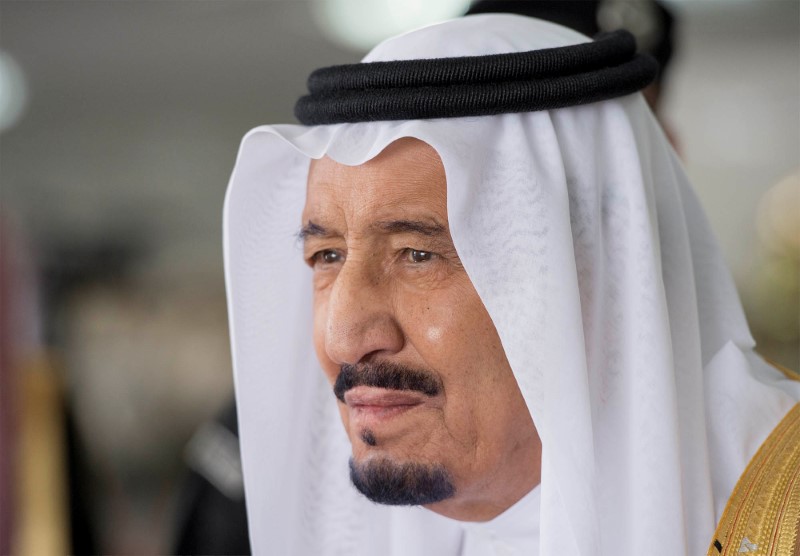 © Reuters. Saudi Arabia's King Salman bin Abdulaziz Al Saud stands during a reception ceremony for British Prime Minister Theresa May in Riyadh