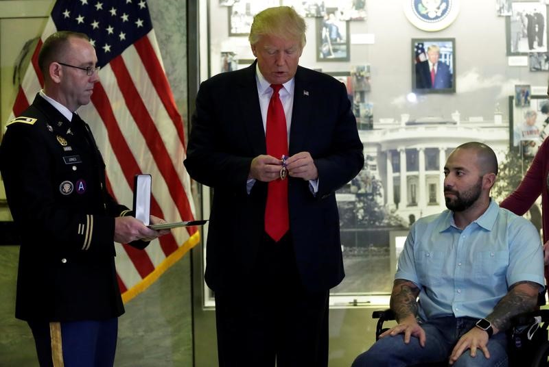 © Reuters. ترامب يزور جنودا أمريكيين مصابين في مستشفى عسكري