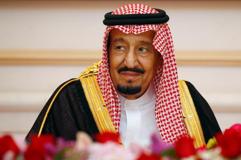 © Reuters. تلفزيون: العاهل السعودي يعيد جميع البدلات والمزايا المالية لموظفي الدولة
