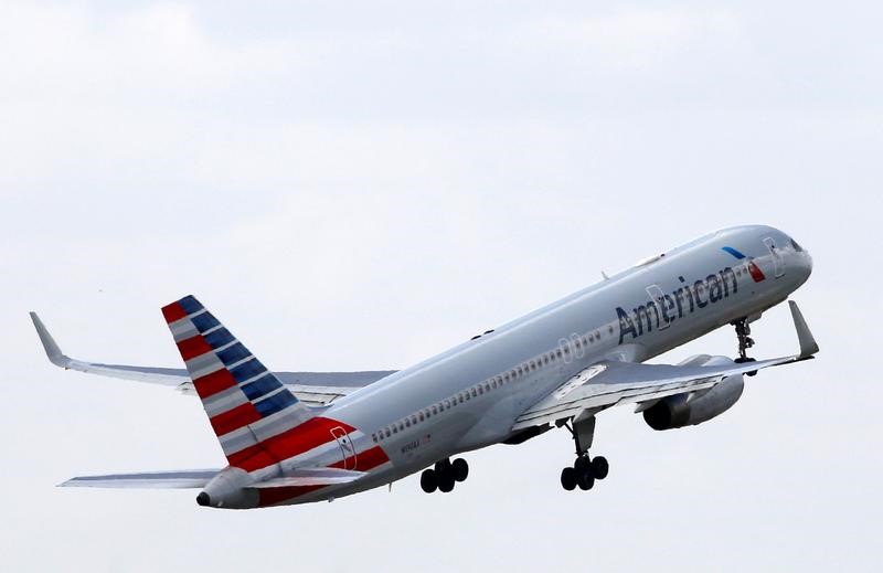© Reuters. أمريكان إيرلاينز تعتذر بعد شجار مضيفين مع ركاب