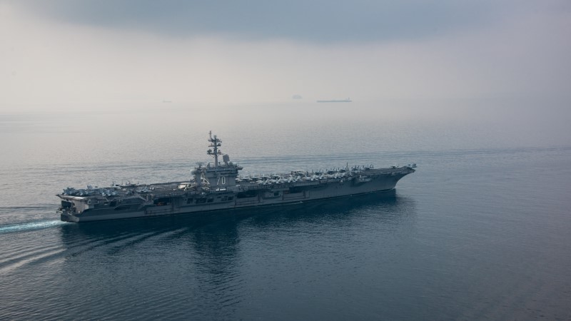 © Reuters. The aircraft carrier USS Carl Vinson (CVN 70) transits the Sunda Strait