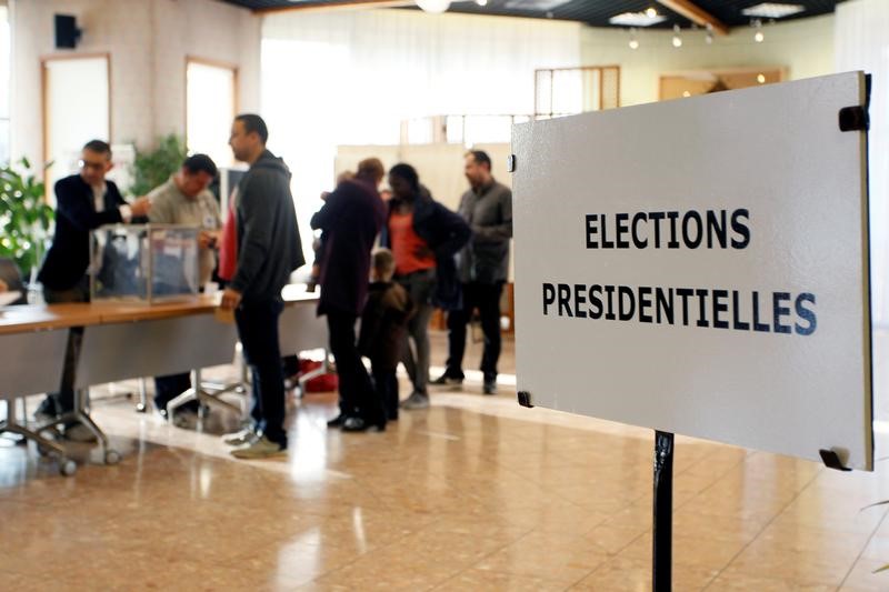 © Reuters. Francia vota en unas reñidas elecciones presidenciales