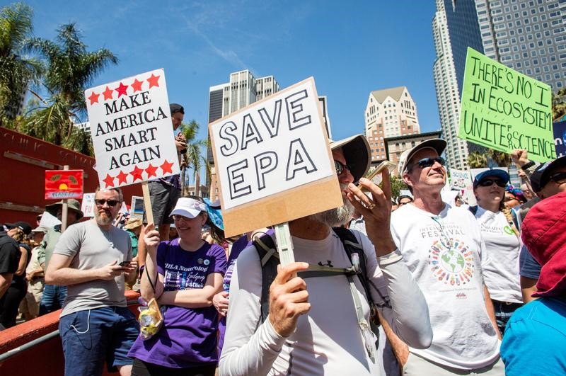 © Reuters. La marcha por la ciencia atrae a grandes multitudes en todo Estados Unidos