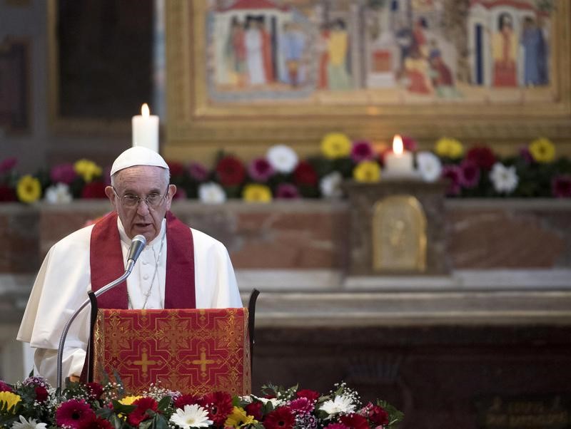 © Reuters. El Papa compara los centros para inmigrantes con campos de concentración