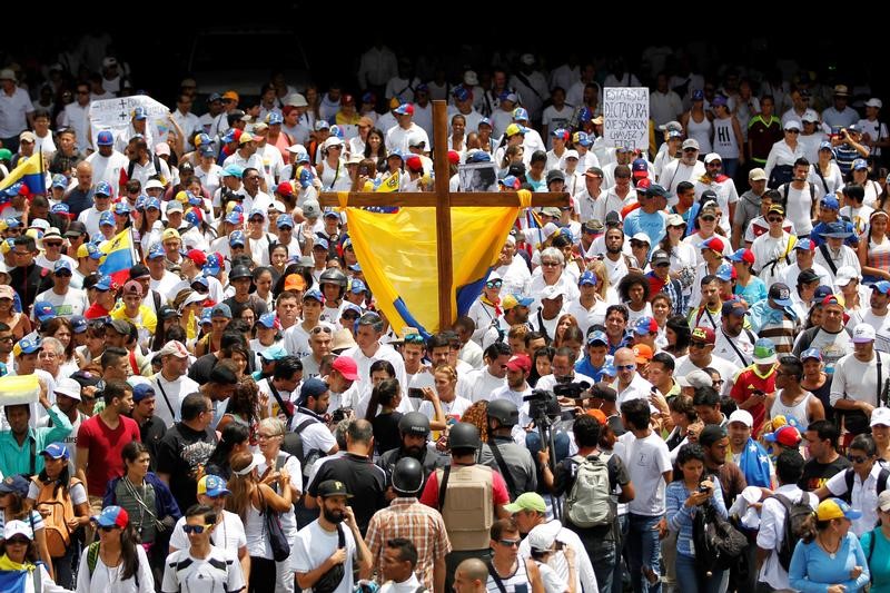 © Reuters. Opositores piden justicia por los manifestantes muertos en Venezuela