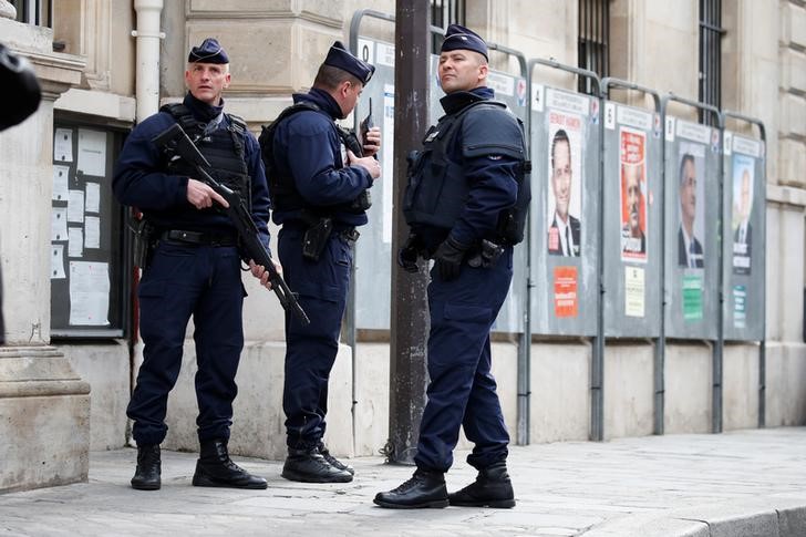 © Reuters. Evacúan un colegio electoral al este de Francia por un vehículo sospechoso