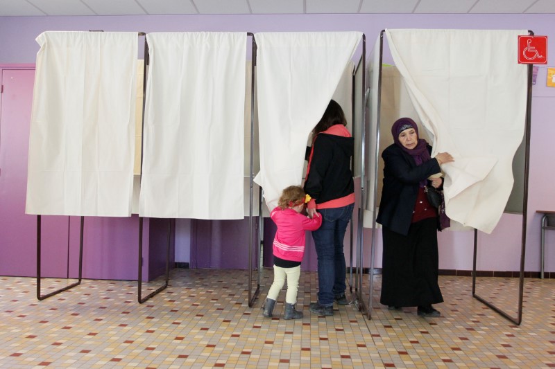 © Reuters. PARTICIPATION DE 28,54% À MIDI AU PREMIER TOUR