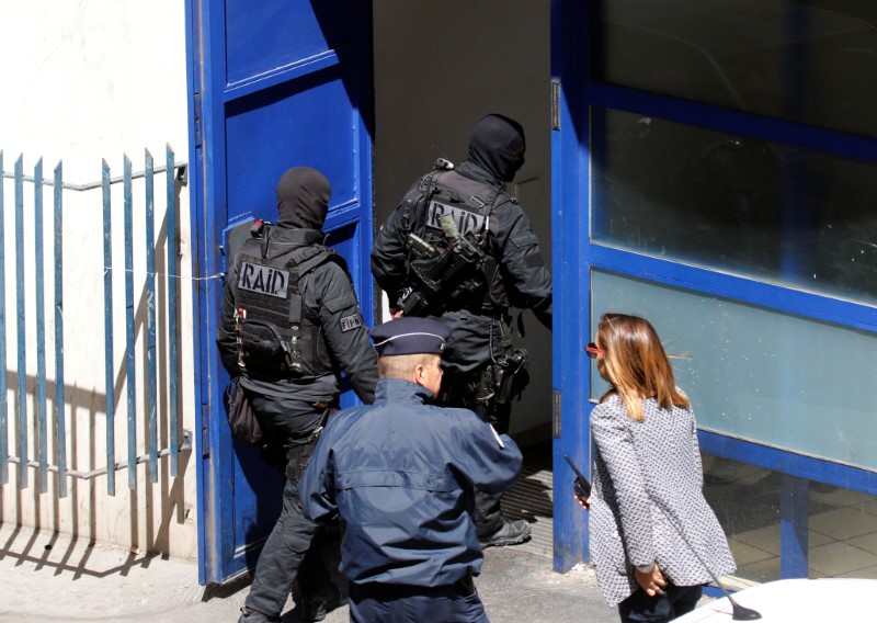 © Reuters. LES DEUX SUSPECTS DE MARSEILLE PRÉSENTÉS À LA JUSTICE