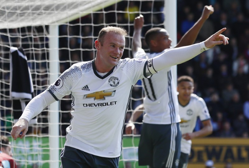 © Reuters. Manchester United's Wayne Rooney celebrates scoring their second goal