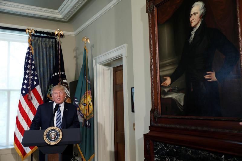 © Reuters. U.S. President Donald Trump speaks during a signing ceremony with Treasury Secretary Steve Mnuchin at the Treasury Department in Washington