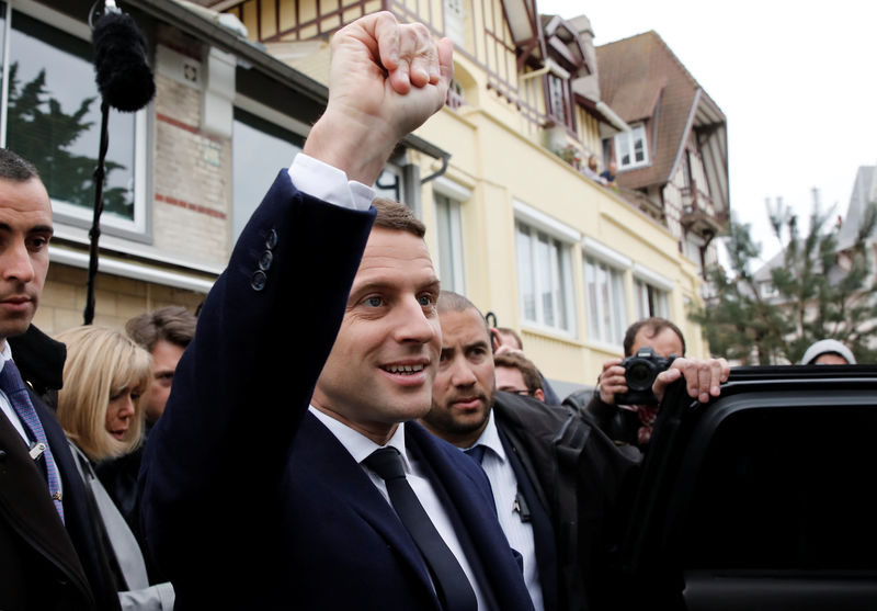 © Reuters. PREMIÈRES ESTIMATIONS: MACRON ET LE PEN AU 2ND TOUR