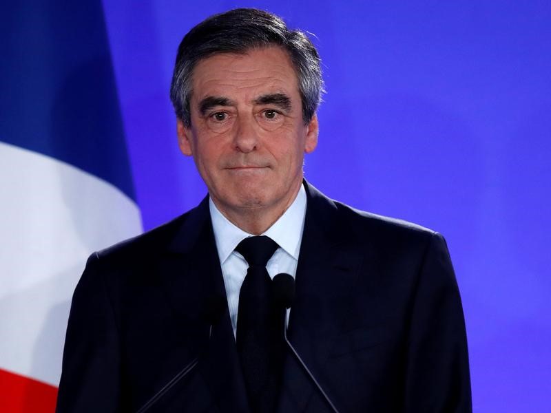 © Reuters. فيون يقول إنه سيصوت لماكرون في الجولة الثانية من انتخابات الرئاسة الفرنسية