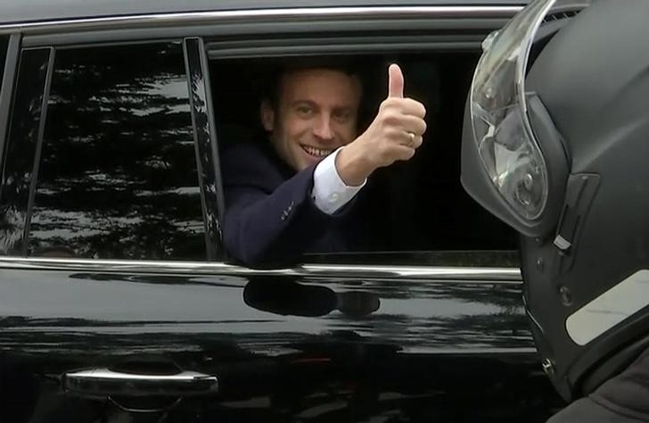 © Reuters. محافظون واشتراكيون فرنسيون يعتزمون دعم ماكرون في الجولة الثانية من الانتخابات