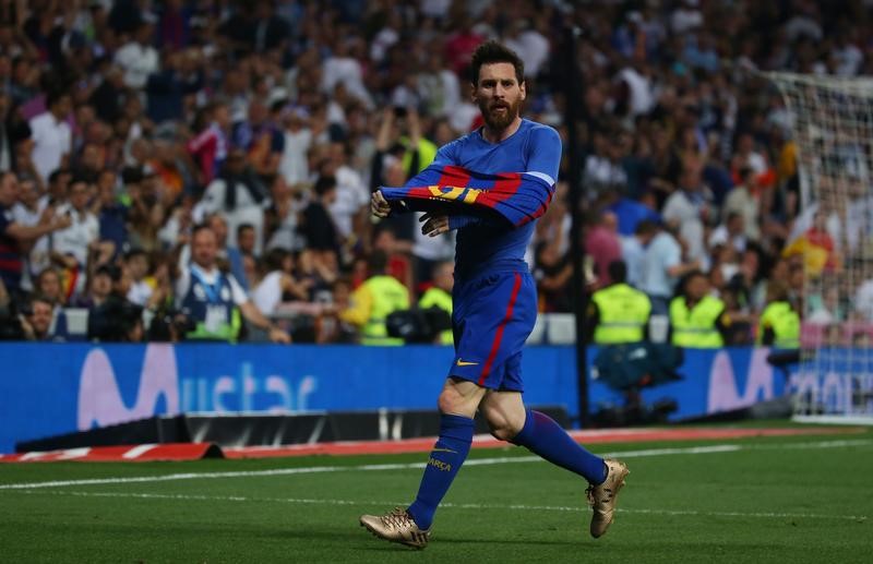 © Reuters. الهدف 500 لميسي مع برشلونة يسقط ريال مدريد في مواجهة مثيرة