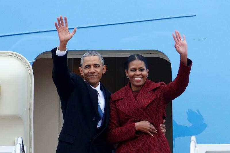 © Reuters. أوباما يشارك لأول مرة في الحياة العامة منذ ترك السلطة في شيكاجو
