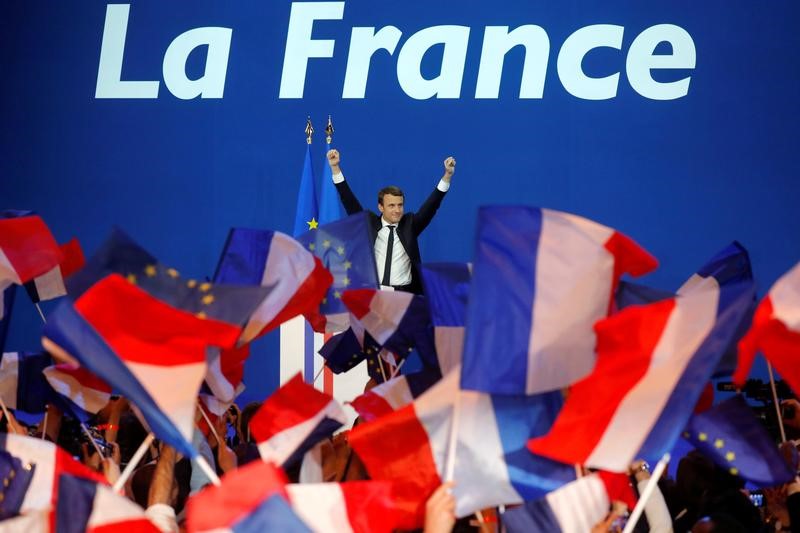 © Reuters. Emmanuel Macron, candidato presidencial del movimiento político  En Marche !, celebra los resultados parciales de la primera ronda presidencial francesa, en París
