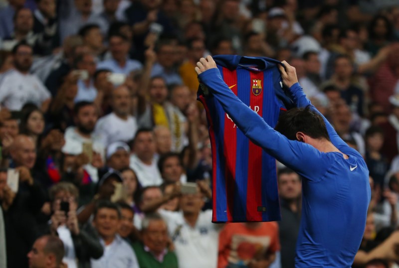 © Reuters. Lionel Messi celebra el tercer gol del Barcelona y segundo suyo en la victoria sobre el Real Madrid, en Madrid.
