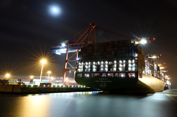 © Reuters. Long-exposure shows container ship at loading terminal in the harbour of Hamburg