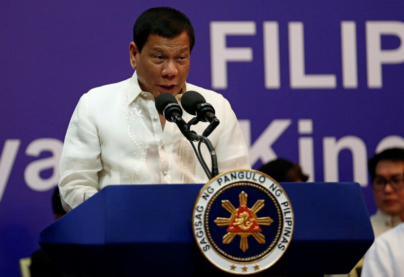 © Reuters. Philippine President Rodrigo Duterte speaks during a meeting with the Filipino community in Riyadh