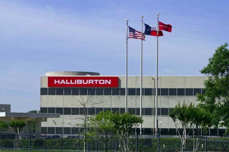 © Reuters. FILE PHOTO: The company logo of Halliburton oilfield services corporate offices is seen in Houston