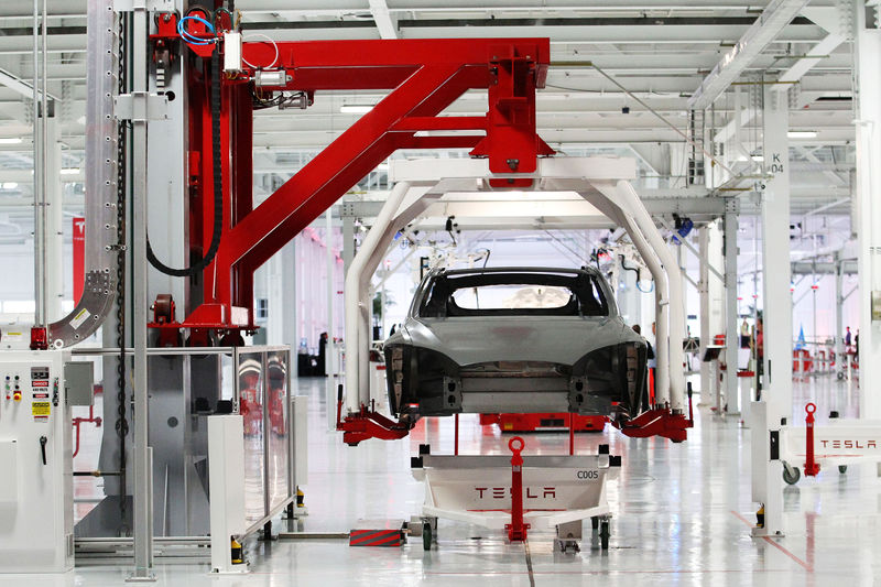 © Reuters. FILE PHOTO --  The body of a Tesla Model S is lifted by an automated crane at the Tesla factory in Fremont