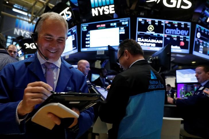 © Reuters. Traders work on the floor of the NYSE in New York