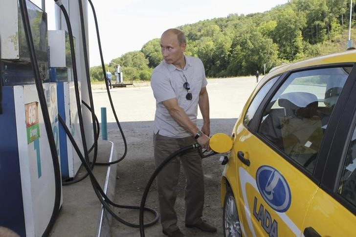 © Reuters. Владимир Путин заправляет машину в Хабаровском крае