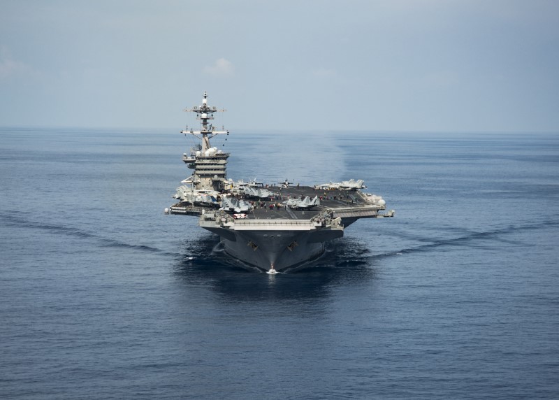 © Reuters. Porta-aviões USS Carl Vinson, dos Estados Unidos transita pelo Mar do Sul da China