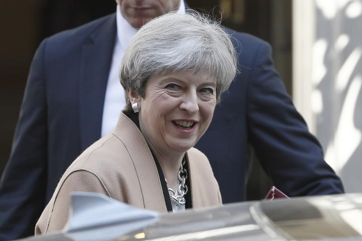 © Reuters. Primeira-ministra britânica, Theresa May, saindo de seu escritório na Downing Street, em Londres