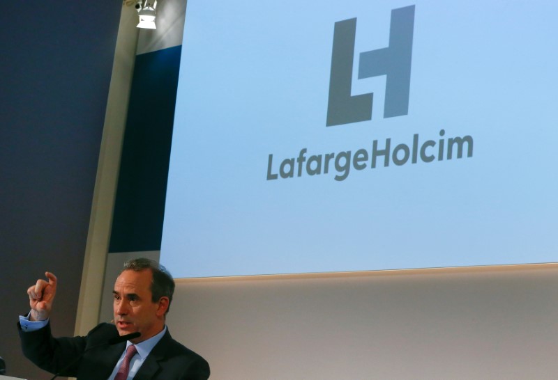 © Reuters. Глава LafargeHolcim Эрик Олсен на пресс-конференции в Цюрихе