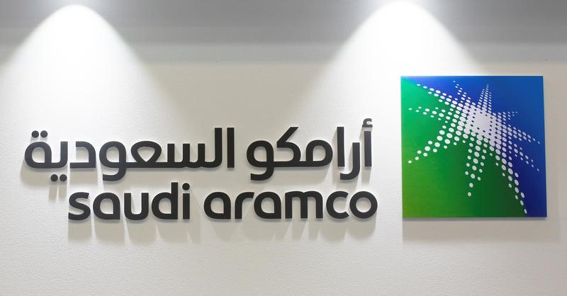 © Reuters. Логотип Saudi Aramco на Ближневосточной нефтегазовой конференции в Манаме