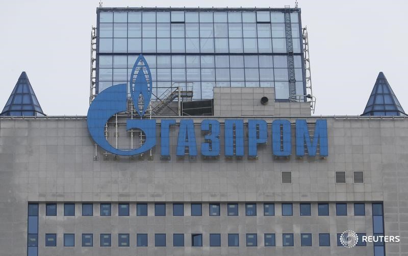 © Reuters. Логотип Газпрома на здании компании в Москве