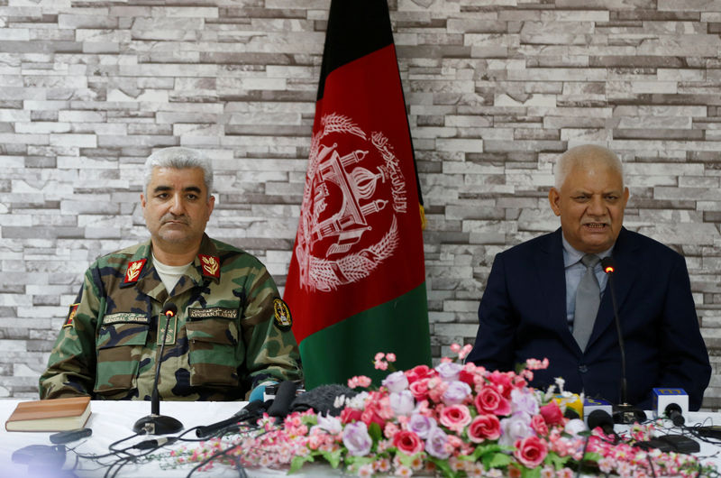 © Reuters. Ministro da Defesa Abdullah Habibi e comandante do Exército Qadam Shah Shahim do Afeganistão em coletiva de imprensa após renuncia, em Cabul