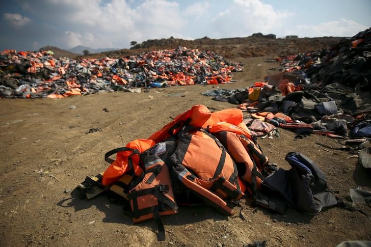 © Reuters. Milhares de coletes salva-vidas abandonados por imigrantes e refugiados formam pilhas em área próxima da cidade de Mithymna, na ilha de Lesbos, na Grécia