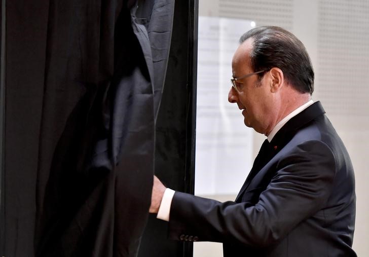 © Reuters. French President Francois Hollande enters a voting booth before casting his ballot in the first round of the 2017 French presidential election at a polling station in Tulle