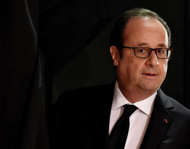 © Reuters. Hollande deixa seção de votação em Tulle