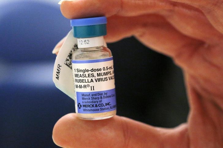 © Reuters. Uma enfermeira segura uma vacina contra sarampo