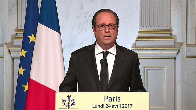 © Reuters. French President Francois Hollande, seen in this still taken from video, called on voters from the Elysee Palace in Paris