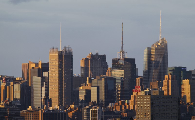 © Reuters. FILE PHOTO: The skyline of midtown Manhattan in New York is seen at sunset from Jersey City