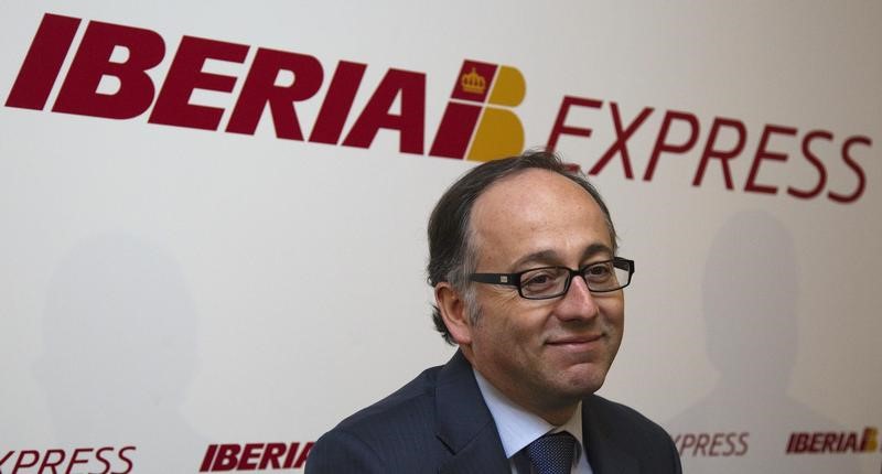 © Reuters. Iberia Express CEO Gallego smiles during a news conference in Madrid