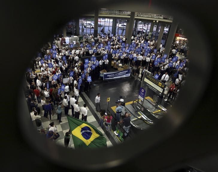 © Reuters. Membros da tripulação de companhias aéreas participam de greve no aeroporto de Congonhas em São Paulo, no Brasil