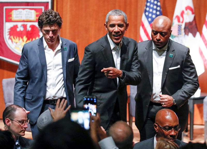 © Reuters. Former U.S. President Barack Obama leaves after meeting with youth leaders in Chicago