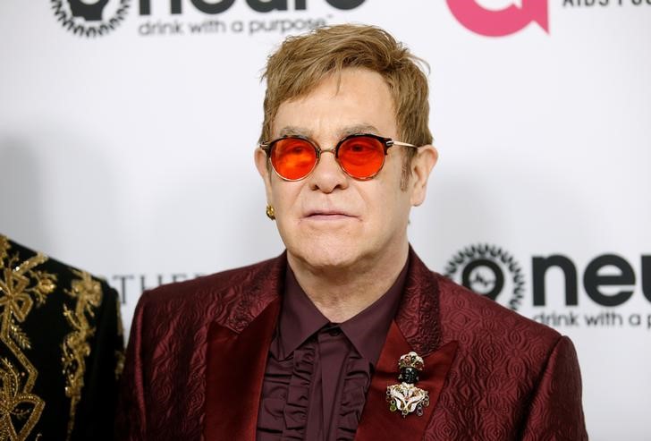 © Reuters. Cantor Elton John posa para fotos durante evento comemorativo de seu aniversário de 70 anos, em Los Angeles
