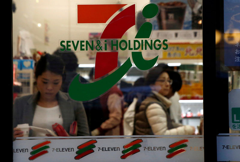 © Reuters. FILE PHOTO: People are seen at Seven & i Holdings Co's Seven Eleven convenience store in Tokyo