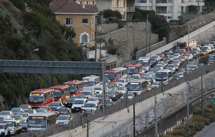 © Reuters. Veículos em rodovia após retirada em massa em Viña del Mar, no Chile, por causa de terremoto