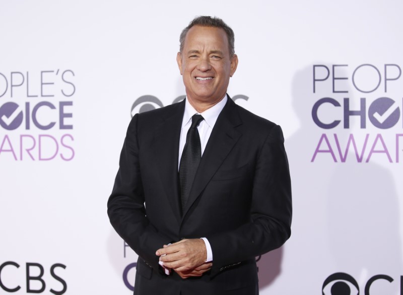 © Reuters. Actor Tom Hanks arrives at the People's Choice Awards 2017 in Los Angeles