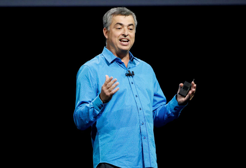 © Reuters. FILE PHOTO:  Eddy Cue discusses Apple Inc.'s tvOS at the company's World Wide Developers Conference in San Francisco