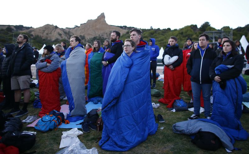 © Reuters. Visitors from Australia and New Zealand attend a dawn ceremony marking the 102nd anniversary of the World War One battle of Gallipoli, at Anzac Cove in the Gallipoli peninsula in Canakkale