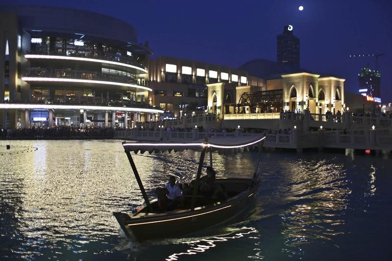 © Reuters. انقطاع الكهرباء يغرق دبي مول في ظلام لبعض الوقت الليلة الماضية